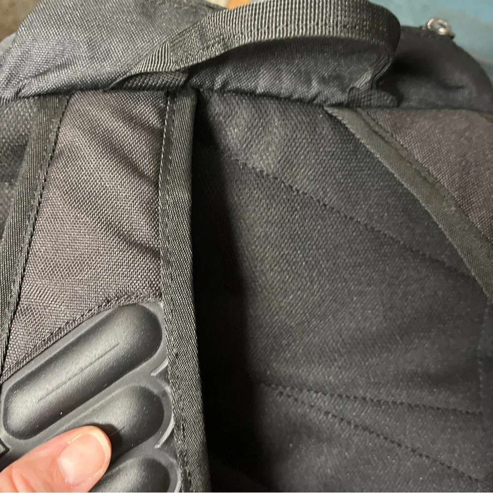Nike Black & White Backpack EUC, all zippers work, no tears or rubs seen, unisex